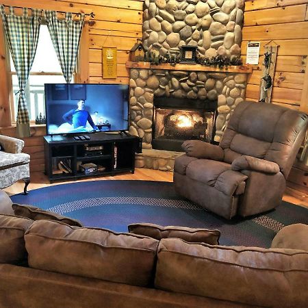 Bear Pleasures Cabin Villa Gatlinburg Exterior photo