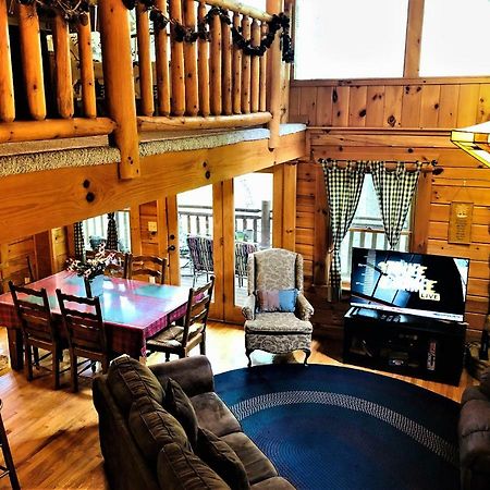Bear Pleasures Cabin Villa Gatlinburg Exterior photo